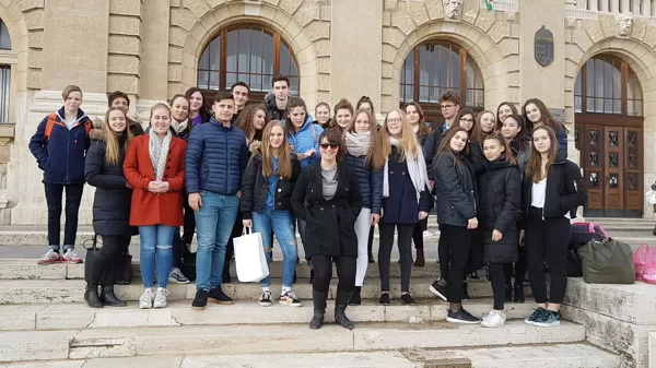 A Xántus János Két Tanítási Nyelvű Középiskola csapata