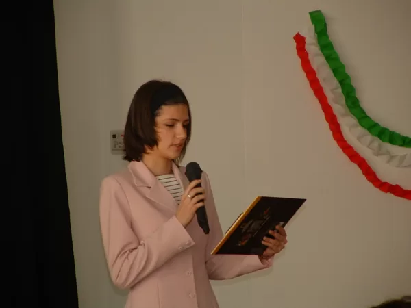 Az előadói versenyek műsorközlője, Kulisics Petra